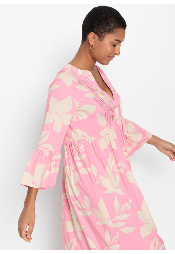 bonprix - Długa sukienka z lejącej wiskozy. Typ kołnierza: dekolt w serek. Kolor: różowy. Materiał: wiskoza. Wzór: kwiaty. Sezon: lato. Długość: maxi