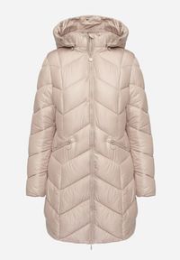 Born2be - Beżowa Pikowana Kurtka o Taliowanym Kroju z Kapturem i Futrzaną Podszewką Emithalla. Okazja: na co dzień. Typ kołnierza: kaptur. Kolor: beżowy. Materiał: futro. Długość rękawa: długi rękaw. Długość: długie. Styl: klasyczny, casual, elegancki #4