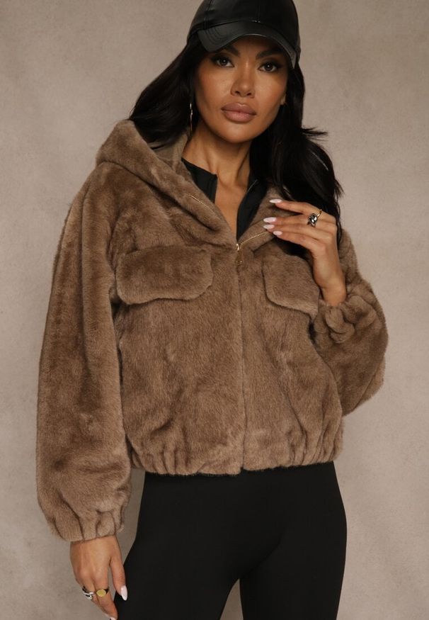 Renee - Jasnobrązowa Kurtka Futerko o Kroju Bomberki z Kapturem i Imitacją Kieszeni Awedana. Okazja: na co dzień. Typ kołnierza: kaptur. Kolor: brązowy. Materiał: futro. Wzór: gładki. Styl: elegancki, casual