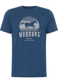 Mustang - MUSTANG ALEX C PRINT MĘSKI T-SHIRT KOSZULKA LOGO NADRUK INSIGNIA BLUE 1013803 5230. Wzór: nadruk #8