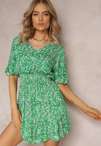 Renee - Zielona Rozkloszowana Sukienka Mini z Wiskozy Ozdobiona Falbanką z Gumką w Talii Etase. Kolor: zielony. Materiał: wiskoza. Wzór: aplikacja. Długość: mini