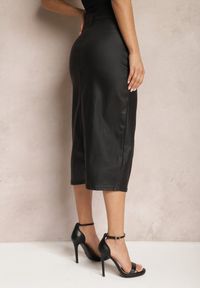 Renee - Czarna Spódnica z Ekoskóry High Waist z Rozcięciem i Napami z Przodu Asttia. Okazja: na co dzień. Stan: podwyższony. Kolor: czarny. Materiał: bawełna. Sezon: jesień, zima. Styl: casual, elegancki