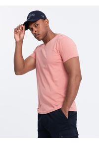 Ombre Clothing - Klasyczna męska bawełniana koszulka z dekoltem w serek BASIC – różowa V7 - Rozmiar: L. Typ kołnierza: dekolt w serek. Kolor: różowy. Materiał: bawełna. Wzór: jednolity, ze splotem. Styl: klasyczny