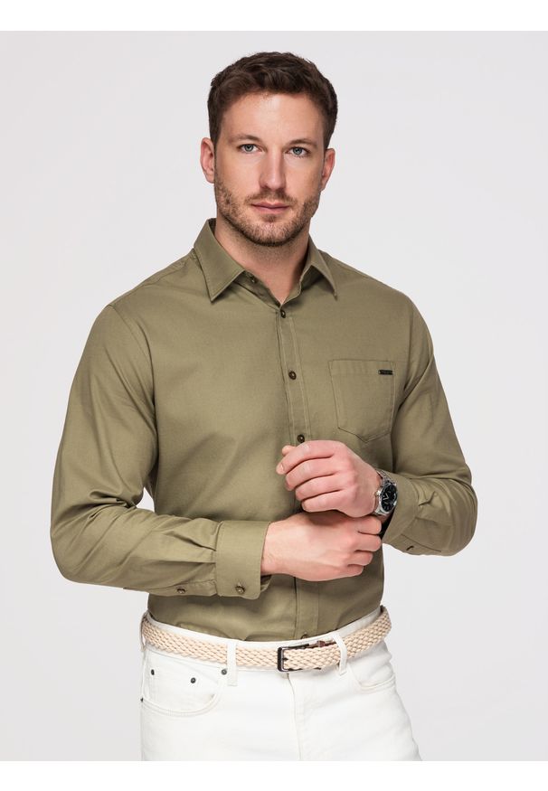 Ombre Clothing - Bawełniana męska koszula z kieszenią REGULAR FIT - oliwkowa V2 - Rozmiar: XL. Typ kołnierza: kołnierzyk klasyczny. Kolor: oliwkowy. Materiał: bawełna. Długość rękawa: długi rękaw. Długość: długie. Styl: klasyczny