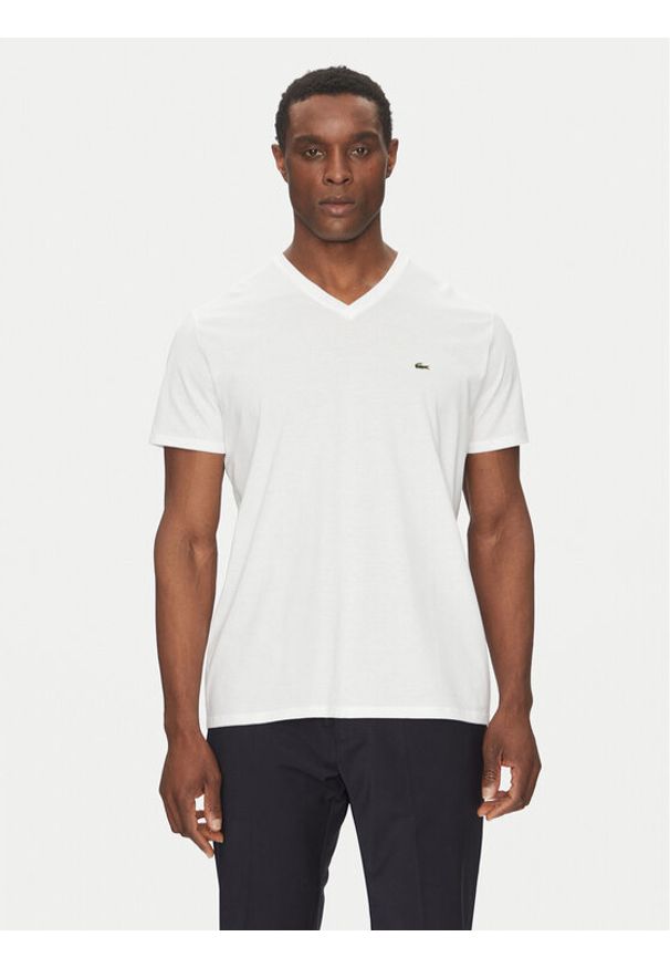 Lacoste T-Shirt TH6710 Biały Regular Fit. Kolor: biały. Materiał: bawełna