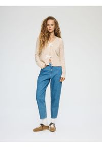 Reserved - Kardigan z kokardkami - beżowy. Typ kołnierza: kokarda. Kolor: beżowy. Materiał: dzianina, wełna