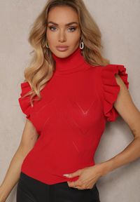 Renee - Czerwony Golf Top w Prążki z Falbanką Wokół Ramion Kelissa. Okazja: na co dzień, na spotkanie biznesowe, do pracy. Typ kołnierza: golf. Kolor: czerwony. Materiał: jeans, materiał. Wzór: prążki. Styl: biznesowy, casual #3