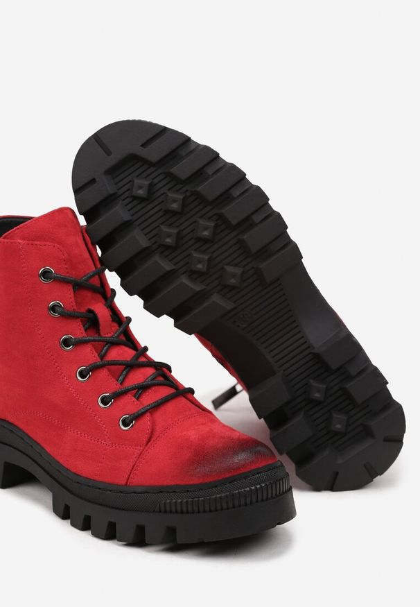 Born2be - Czerwone Botki na Grubej Podeszwie w Stylu Traperów ze Sznurowaniem Arviva. Okazja: na co dzień. Kolor: czerwony. Materiał: jeans, wełna. Obcas: na obcasie. Styl: casual. Wysokość obcasa: średni