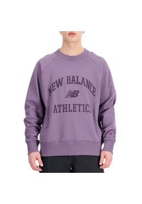 Bluza New Balance MT33550SHW - fioletowa. Okazja: na co dzień. Typ kołnierza: bez kaptura. Kolor: fioletowy. Materiał: bawełna, prążkowany. Wzór: napisy. Styl: klasyczny, casual #1