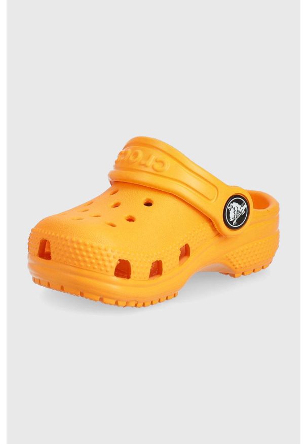 Crocs klapki dziecięce kolor pomarańczowy. Kolor: pomarańczowy. Materiał: guma, materiał. Wzór: gładki. Obcas: na obcasie. Wysokość obcasa: niski