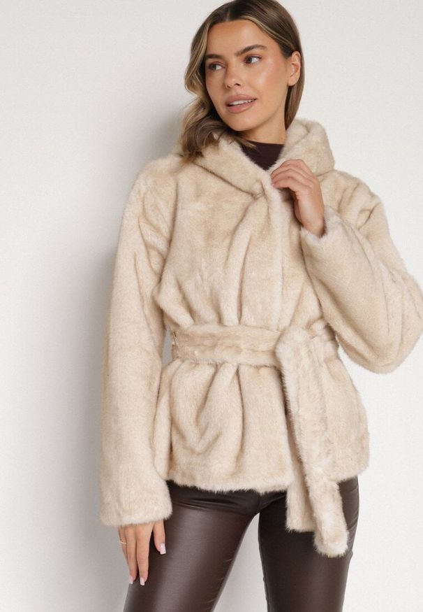 Born2be - Beżowa Kurtka Futerko z Kapturem i Wiązanym Paskiem Zetara. Okazja: na spacer, na co dzień. Typ kołnierza: kaptur. Kolor: beżowy. Materiał: futro. Styl: casual, klasyczny