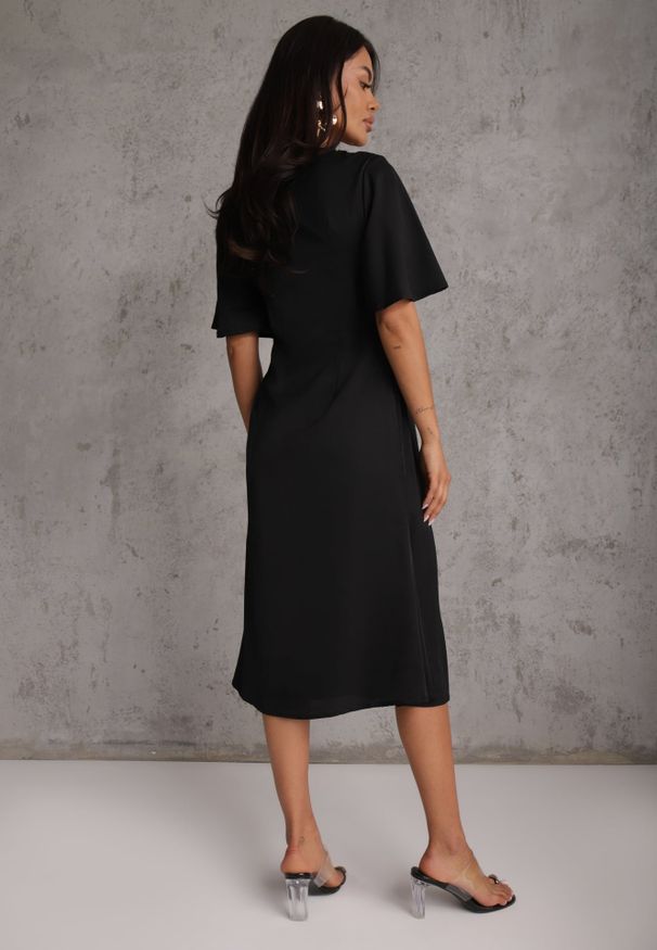 Renee - Czarna Zwiewna Sukienka Wieczorowa VICES z Aplikacją 3D w Kształcie Kwiatu Themira. Typ kołnierza: dekolt w kształcie V. Kolor: czarny. Wzór: aplikacja, kwiaty. Styl: wizytowy