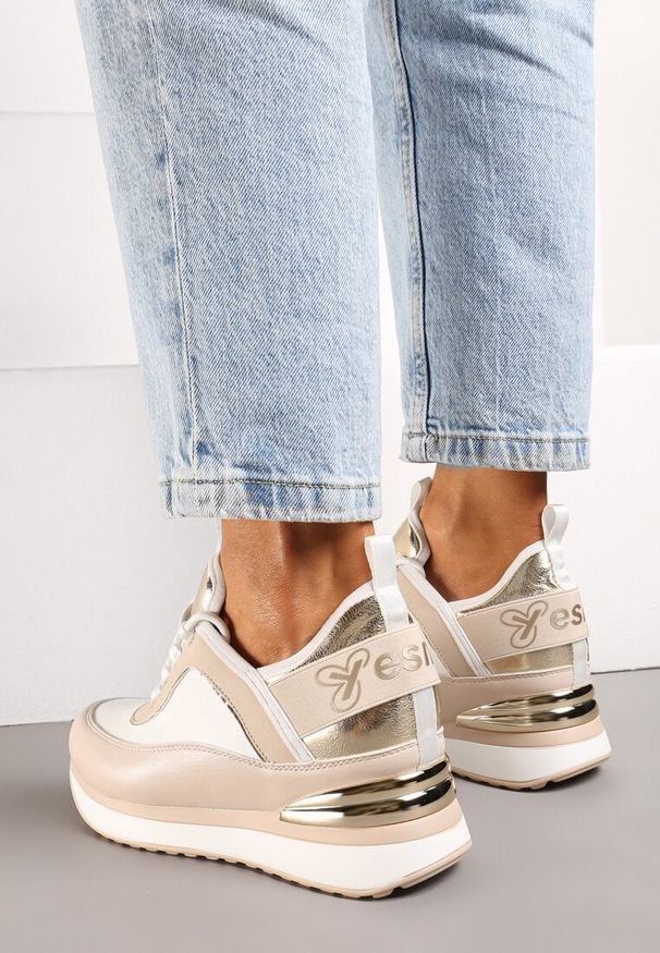 Born2be - Beżowo-Białe Sneakersy na Ukrytym Koturnie z Metaliczną Blaszką i Napisem Yenavra. Okazja: na co dzień, na spacer. Kolor: beżowy. Wzór: napisy. Obcas: na koturnie. Sport: turystyka piesza