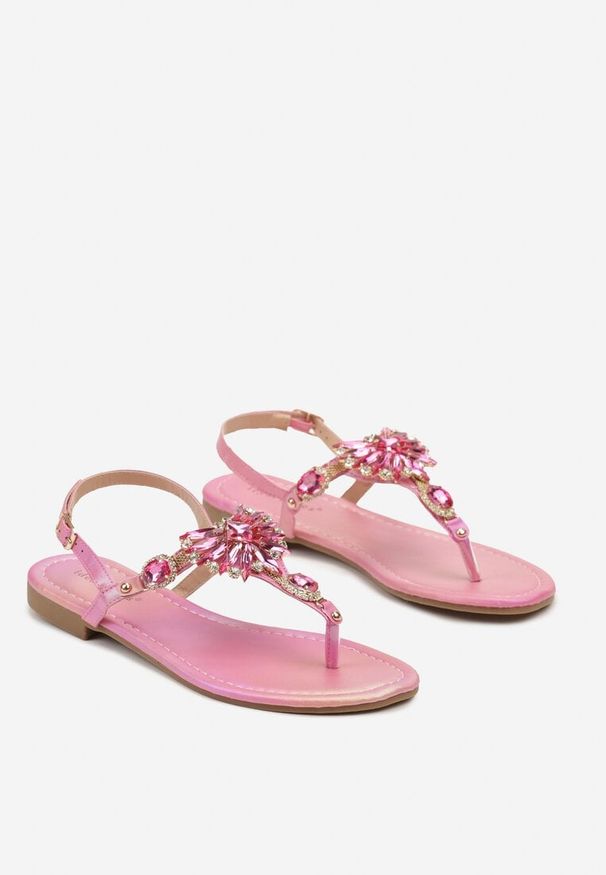 Born2be - Fuksjowe Płaskie Sandały Japonki Ozdobione Opalizującymi Cyrkoniami Landrea. Okazja: na co dzień. Zapięcie: sprzączka. Kolor: różowy. Materiał: len. Wzór: aplikacja. Sezon: lato. Styl: casual, elegancki, klasyczny