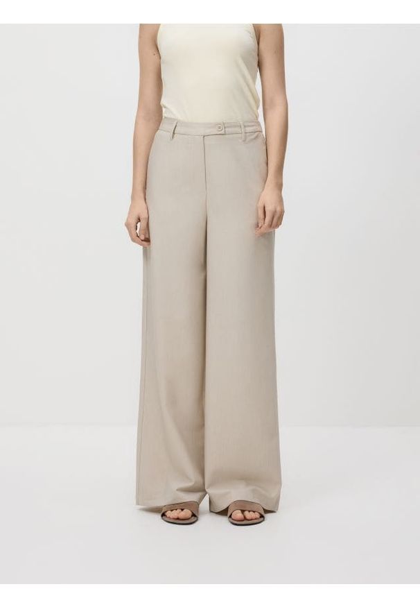 Reserved - Spodnie z szerokimi nogawkami - beżowy. Kolor: beżowy. Materiał: wiskoza, tkanina