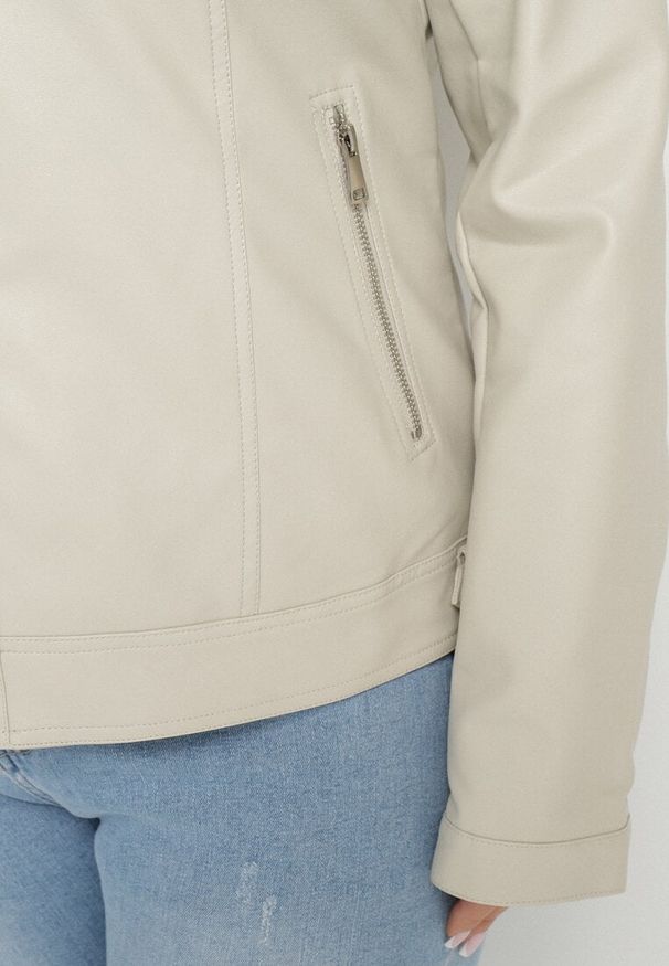 Born2be - Jasnobeżowa Kurtka Ramoneska Bez Kołnierzyka z Suwakami na Rękawach Rilinne. Okazja: na spacer, na co dzień. Typ kołnierza: bez kołnierzyka. Kolekcja: plus size. Kolor: beżowy. Sezon: wiosna. Styl: elegancki, casual