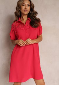 Renee - Czerwona Koszulowa Sukienka z Ozdobną Koronką i Krótkim Rękawem Cinzia. Kolor: czerwony. Materiał: koronka. Długość rękawa: krótki rękaw. Wzór: koronka. Typ sukienki: koszulowe. Styl: elegancki #5