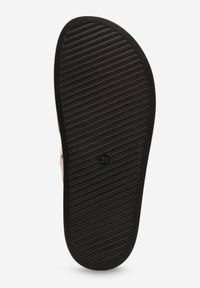 Born2be - Ciemnobeżowe Klapki z Geometryczną Cholewką i Klamrą z Boku Endrita. Okazja: na co dzień. Kolor: beżowy. Wzór: geometria. Styl: casual, klasyczny #5