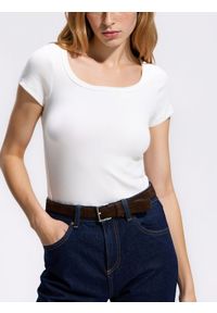 Reserved - T-shirt slim fit z modalem - biały. Kolor: biały. Materiał: dzianina #1