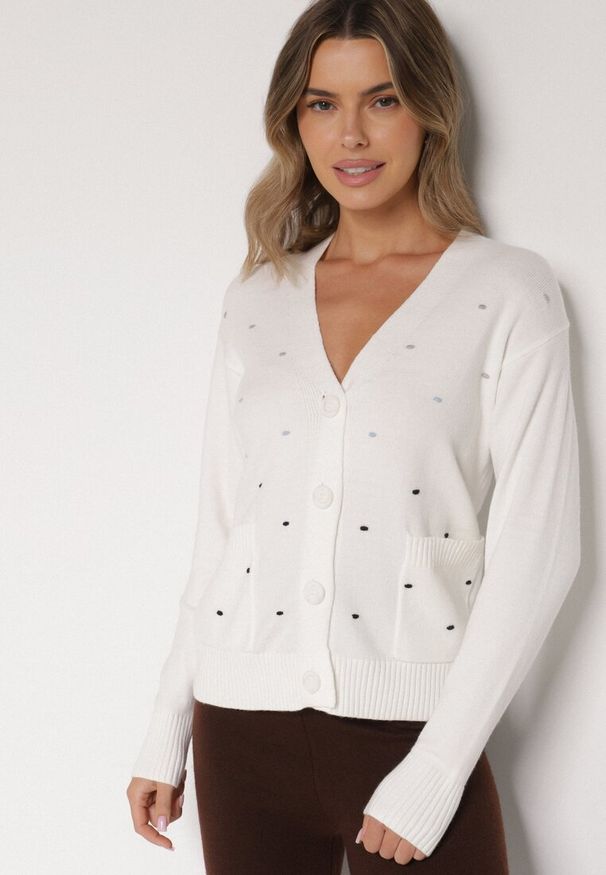 Born2be - Biały Rozpinany Kardigan w Kropki Tusvanea. Okazja: na co dzień. Kolor: biały. Materiał: jeans. Wzór: kropki. Styl: casual, klasyczny