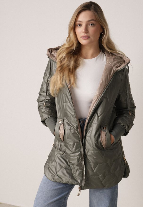 Born2be - Zielona Pikowana Kurtka Przejściowa z Kapturem i Bocznymi Suwakami Mado. Okazja: na co dzień. Typ kołnierza: kaptur. Kolor: zielony. Materiał: poliester, jeans. Styl: casual, klasyczny