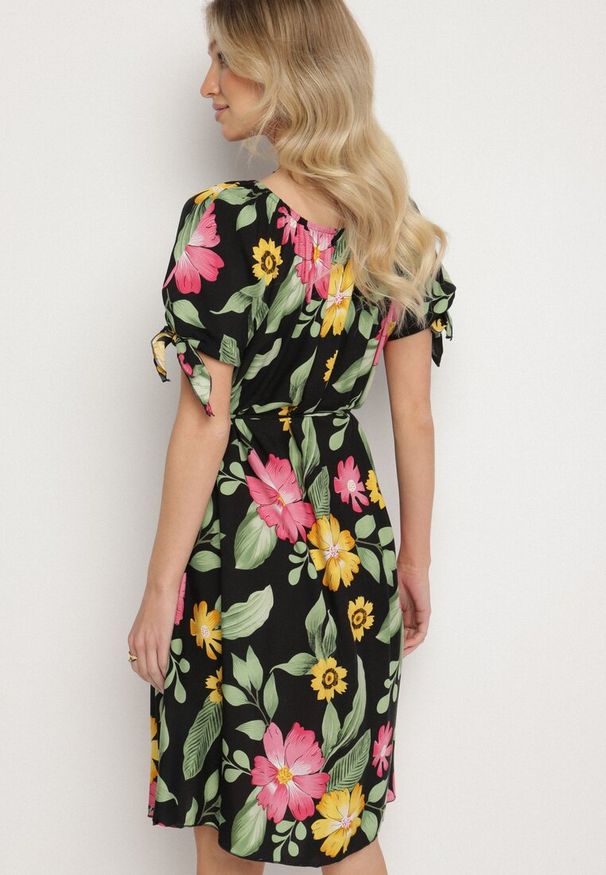 Born2be - Czarna Bawełniana Sukienka w Kwiatowy Wzór z Wiązaniem w Talii i na Rękawach Tosmira. Okazja: na spacer, na co dzień. Kolor: czarny. Materiał: bawełna. Wzór: kwiaty. Sezon: lato. Styl: casual, elegancki