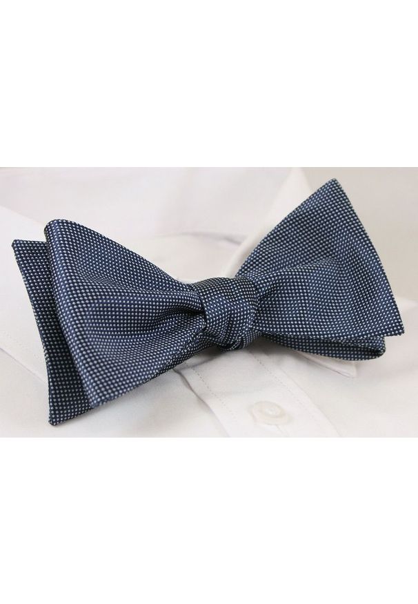 Granatowa Elegancka Wiązana Mucha -EM Men's Accessories- Męska, w Drobną Kaszkę. Kolor: niebieski. Styl: elegancki