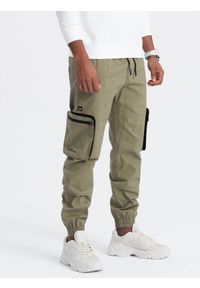 Ombre Clothing - Męskie spodnie JOGGERY z zapinanymi kieszeniami cargo - jasnooliwkowe V1 - Rozmiar: S. Kolor: oliwkowy. Materiał: guma, tkanina, elastan, bawełna. Wzór: nadruk #8