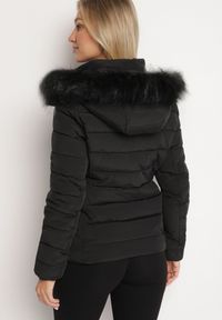 Born2be - Czarna Pikowana Kurtka o Taliowanym Kroju z Kapturem i Futerkiem Saginia. Okazja: na co dzień. Typ kołnierza: kaptur. Kolor: czarny. Materiał: futro. Długość rękawa: długi rękaw. Długość: długie. Styl: casual, elegancki #7