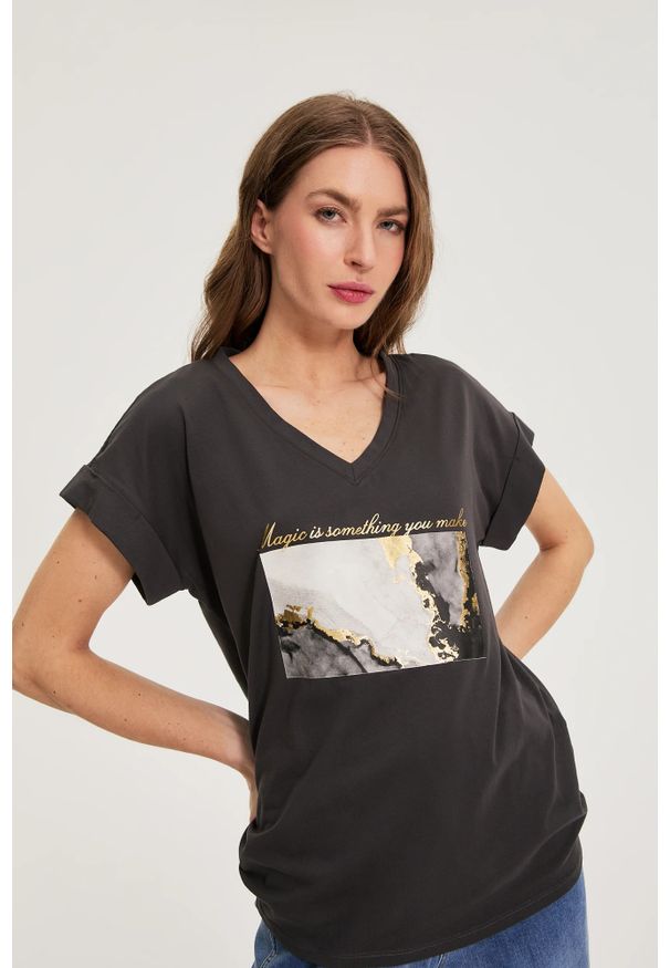 MOODO - Bawełniana bluzka z nadrukiem szara. Kolor: szary. Materiał: bawełna. Wzór: nadruk