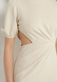 Born2be - Beżowa Sukienka o Dopasowanym Kroju z Marszczeniem i Wycięciem w Talii Desannia. Okazja: na co dzień. Kolor: beżowy. Długość rękawa: krótki rękaw. Typ sukienki: dopasowane. Styl: casual, klasyczny #3