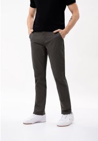 Volcano - Spodnie chino, Regular Fit, R-PETRO. Okazja: na co dzień. Kolor: czarny. Materiał: tkanina, bawełna, nubuk, elastan, materiał. Wzór: aplikacja. Styl: elegancki, casual, klasyczny #1