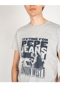 Pepe Jeans T-shirt "Alexis" | PM507724 | Alexis | Mężczyzna | Szary. Okazja: na co dzień. Kolor: szary. Materiał: bawełna, wiskoza. Wzór: nadruk, aplikacja. Styl: casual #5