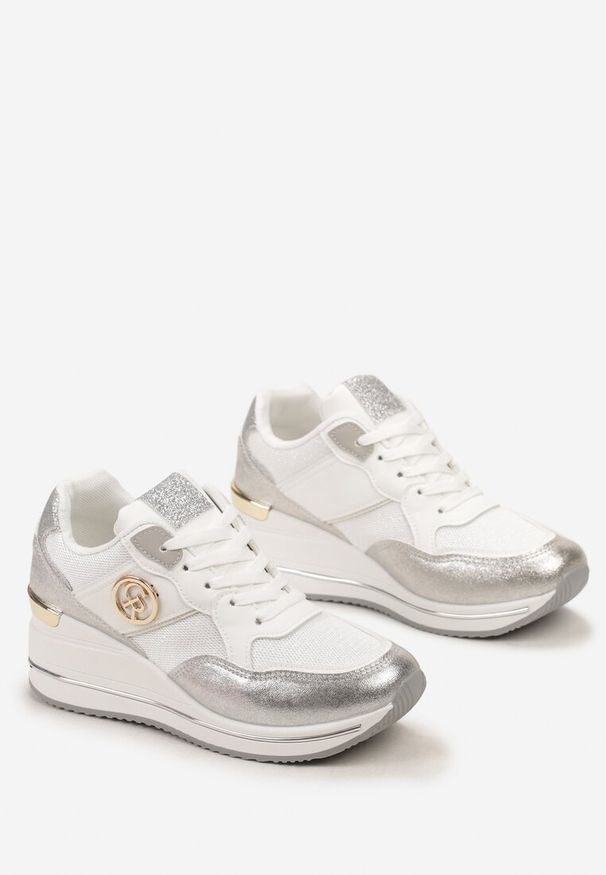Born2be - Srebrne Sneakersy na Koturnie z Siateczką i Brokatem oraz Metalową Klamerką Tilansa. Kolor: biały, srebrny. Materiał: materiał. Obcas: na koturnie