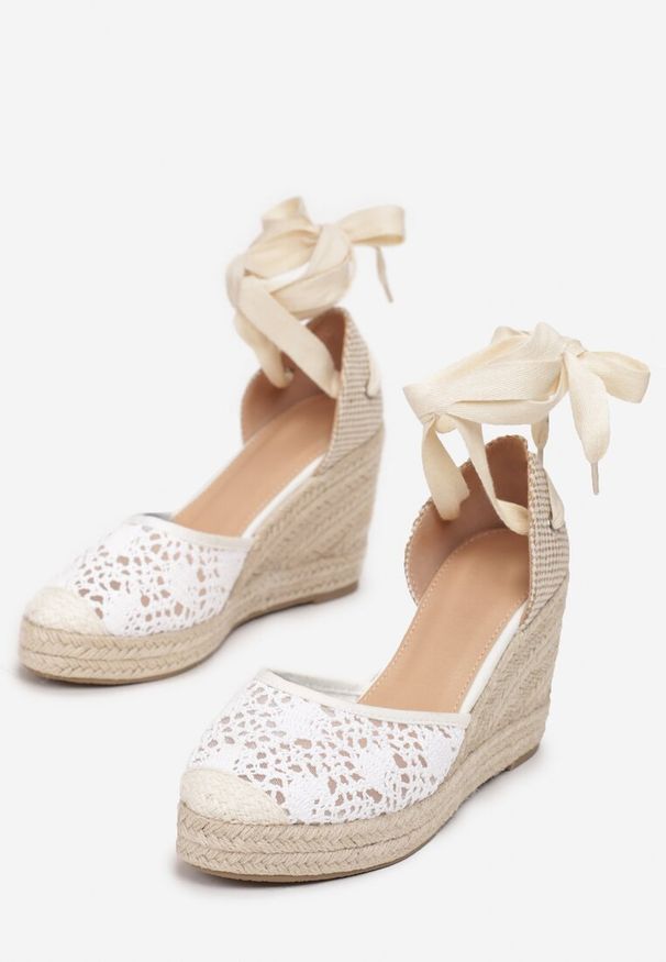 Renee - Białe Sandały Jennileh. Kolor: biały. Materiał: materiał, koronka. Wzór: koronka. Obcas: na koturnie