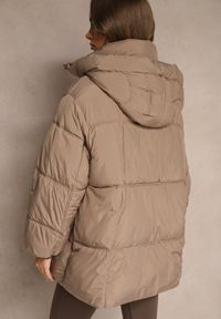 Renee - Ciemnobeżowa Kurtka Oversize z Pikowanymi Przeszyciami i Kapturem Galeana. Okazja: na co dzień. Kolor: beżowy. Materiał: zamsz, poliester, jeans, dzianina. Sezon: zima. Styl: elegancki, casual #5