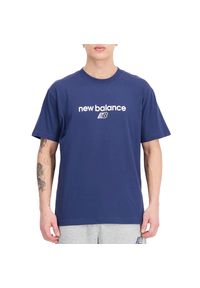 Koszulka New Balance MT33529NNY - granatowa. Kolor: niebieski. Materiał: materiał, bawełna, poliester. Długość rękawa: krótki rękaw. Długość: krótkie. Wzór: napisy #1