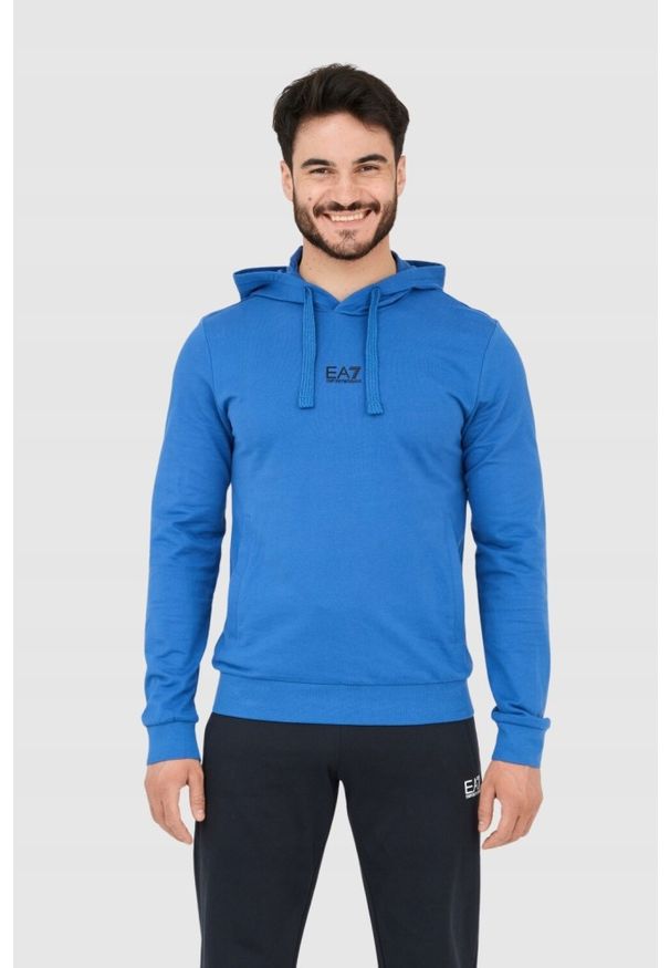 EA7 Emporio Armani - EA7 Dres męski z bluzą z kapturem. Kolor: niebieski. Materiał: dresówka