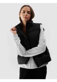 4f - 4F Bezrękawnik puchowy z naturalnym wypełnieniem damski - czarny S. Okazja: na co dzień. Kolor: czarny. Materiał: puch. Długość rękawa: bez rękawów. Długość: krótkie. Wzór: gładki. Sezon: zima. Styl: casual, sportowy, klasyczny #1