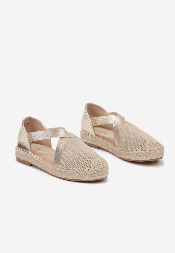Born2be - Złote Espadryle Ozdobione Plecionką i Paskiem Morinia. Okazja: na co dzień. Zapięcie: pasek. Kolor: złoty. Wzór: aplikacja. Obcas: na obcasie. Styl: elegancki, casual. Wysokość obcasa: niski