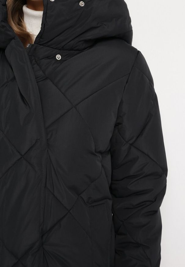 Born2be - Czarna Kurtka z Geometrycznym Pikowaniem Johnatta. Kolor: czarny. Wzór: geometria