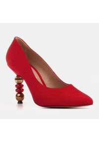 Marco Shoes Zamszowe szpilki czerwone z kamieniami. Kolor: czerwony. Materiał: zamsz. Obcas: na szpilce