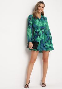 Born2be - Zielona Sukienka Mini z Kopertowym Dekoltem i Wzorem Tie-Dye Arisel. Okazja: na randkę, na imprezę. Kolor: zielony. Typ sukienki: kopertowe. Długość: mini #4