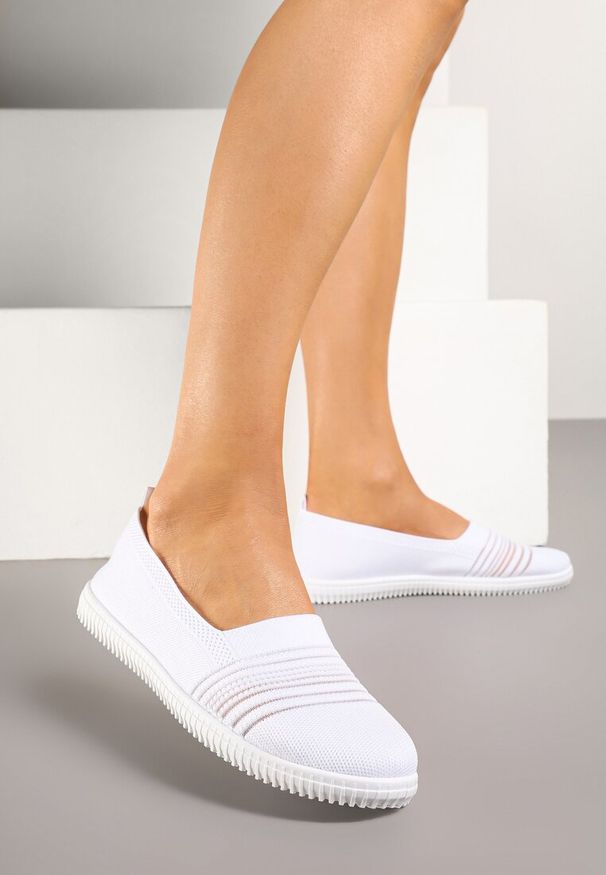 Renee - Białe Tenisówki Ozdobione Paskami Heloti. Okazja: na co dzień. Zapięcie: pasek. Kolor: biały. Materiał: jeans. Wzór: aplikacja. Styl: casual