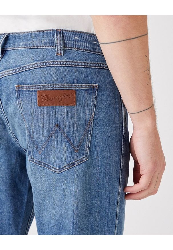 Wrangler - WRANGLER GREENSBORO MĘSKIE SPODNIE JEANSOWE DUSKY CLOUD W15QYJ38R 112145842
