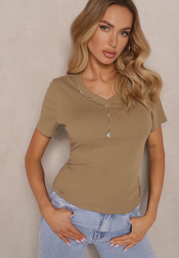 Renee - Ciemnozielony T-shirt z Bawełny z Łańcuszkiem i Marszczeniem Olisinia. Okazja: na co dzień. Kolor: zielony. Materiał: bawełna. Styl: glamour, casual