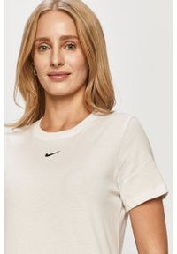 Nike Sportswear T-shirt kolor biały. Okazja: na co dzień. Kolor: biały. Materiał: dzianina. Wzór: aplikacja. Styl: casual