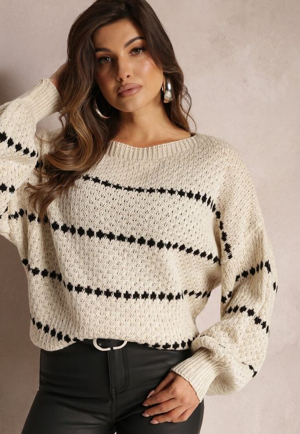 Renee - Jasnobeżowy Sweter z Szerokimi Bufiastymi Rękawami i Drobnym Wzorem Nigistis. Kolor: beżowy. Materiał: tkanina, dzianina. Długość rękawa: długi rękaw. Długość: długie. Wzór: paski, aplikacja. Styl: klasyczny
