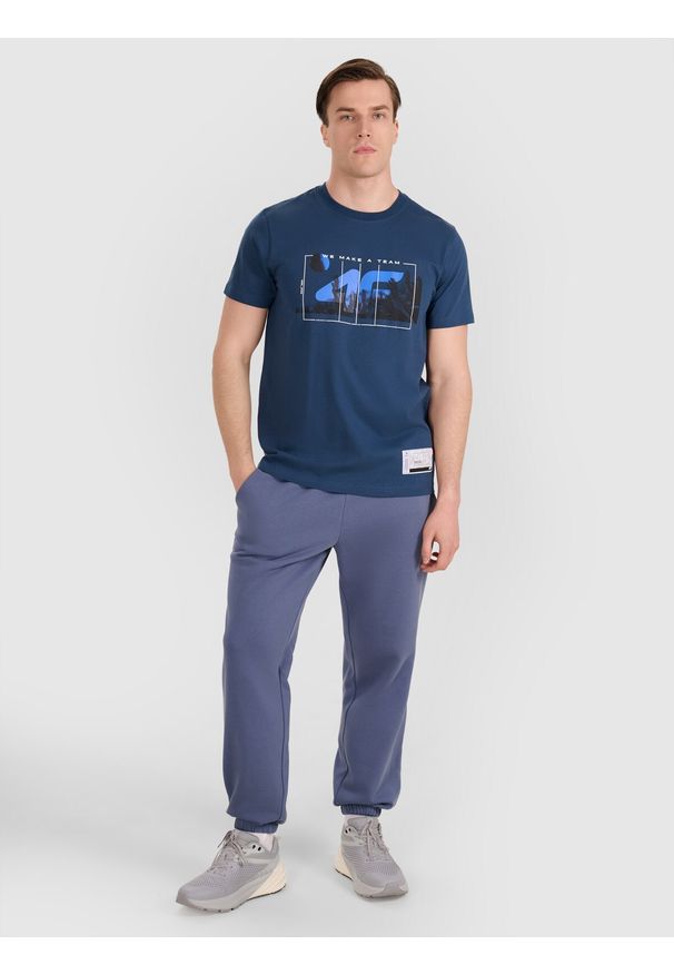 4f - 4F T-shirt regular z nadrukiem siatkarskim męski - granatowy 3XL. Okazja: na co dzień, do domu. Kolor: niebieski. Materiał: bawełna, jersey, materiał. Wzór: nadruk. Styl: sportowy, klasyczny, casual