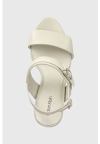 Calvin Klein sandały skórzane BLOCK HL SANDAL 85HH W/HW kolor biały HW0HW01486. Zapięcie: klamry. Kolor: beżowy. Materiał: skóra. Wzór: gładki. Obcas: na obcasie. Wysokość obcasa: średni #3